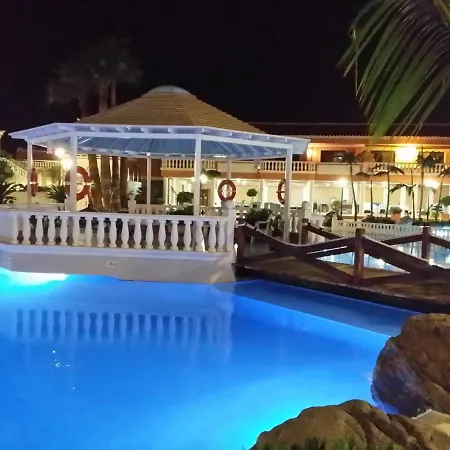 Beachfront-apartment Las Vistas 2 With Sea-view, Heated Pool, Wifi, Sat-tv Appartement