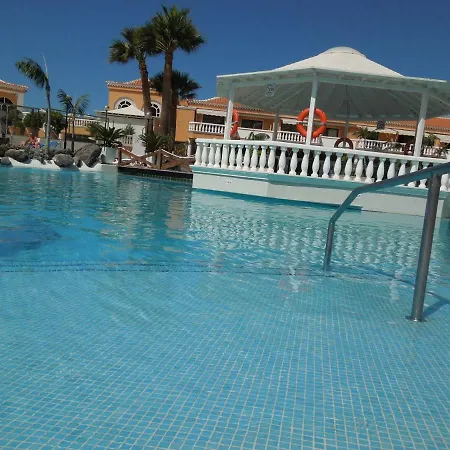 Beachfront-apartment Las Vistas 2 With Sea-view, Heated Pool, Wifi, Sat-tv شقة أرونا